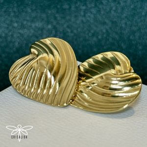 Aretes de corazones con líneas