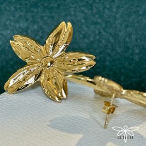 Aretes con flor de 5 pétalos