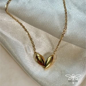 Collar de pétalos en forma de corazón