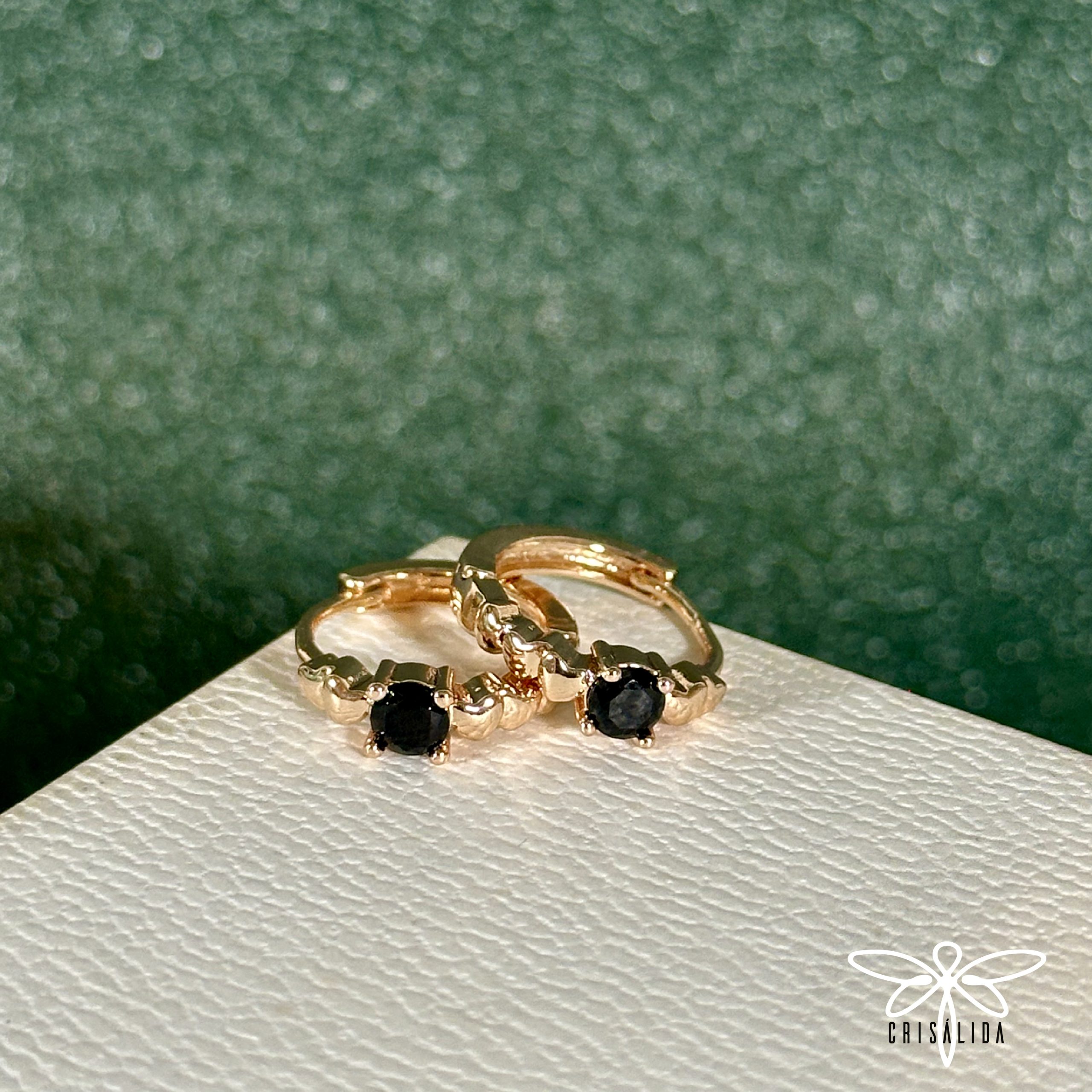 Argollas piedra negra con corazones