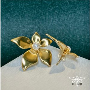Aretes de flor con perla