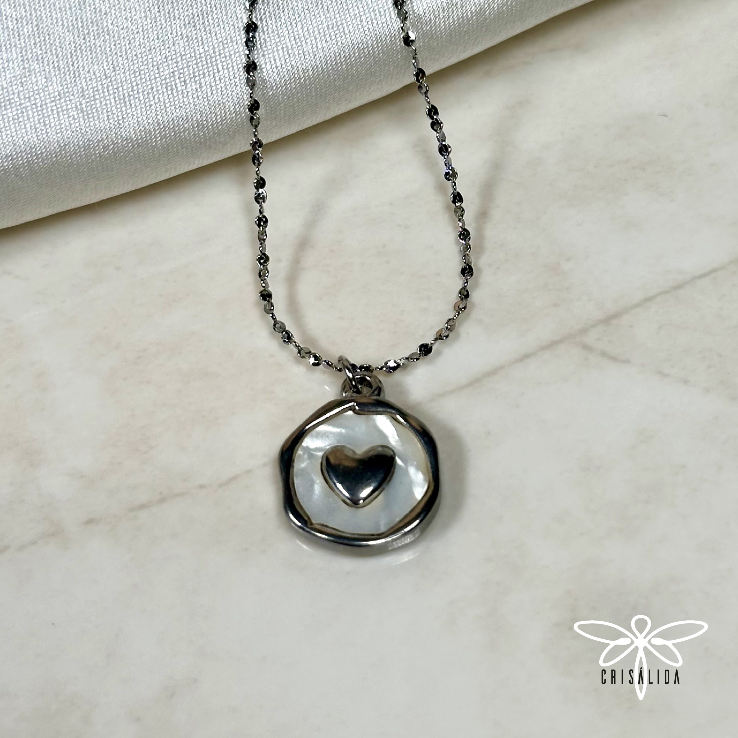 Collar nácar con dije corazón