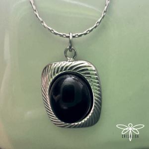 Collar con piedra negra