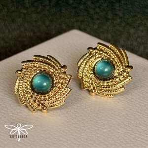 Aretes dorados esfera con piedra verde