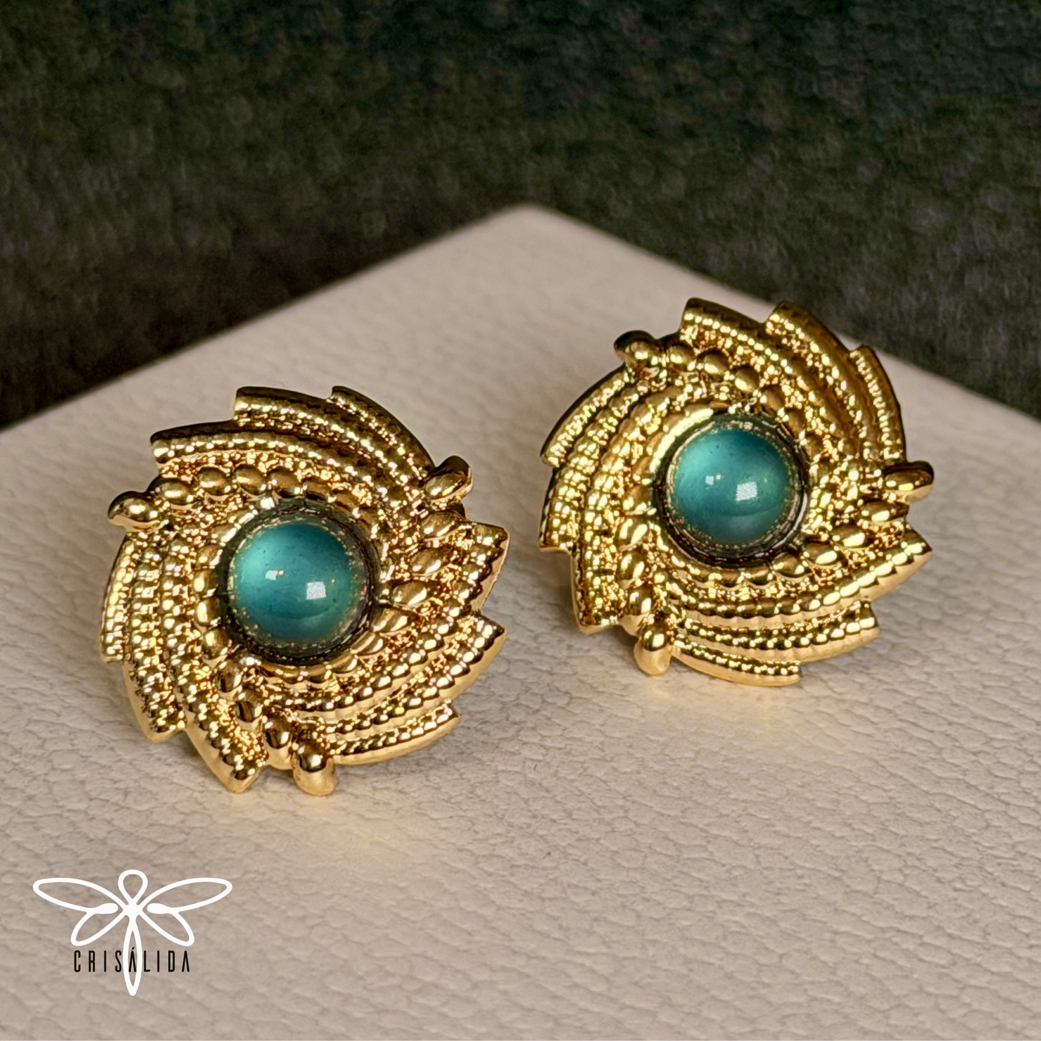 Aretes dorados esfera con piedra verde