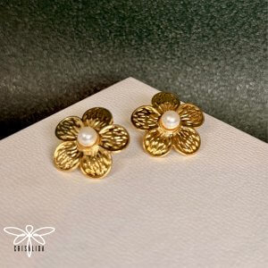 Aretes dorados de rosas con perla