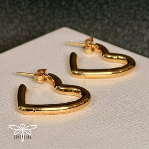Aretes dorados corazón abierto