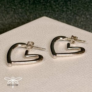 Aretes plateados corazón sin cerrar