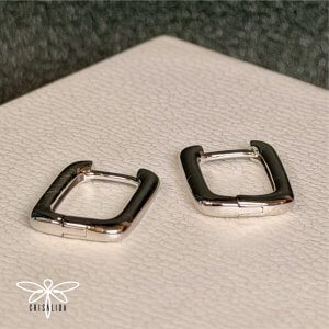 Argollas plateadas cuadradas grandes