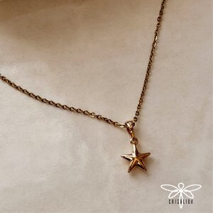 Collar estrella dorada mediana