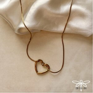 Collar dorado corazón calado nudo