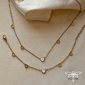 Collar dorado 4 corazones calados y un dije corazón blanco