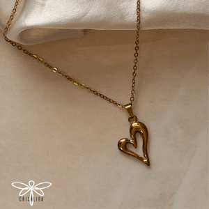 Collar dorado corazón calado