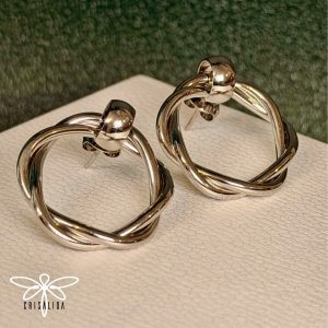 Aretes plateados trenza doble