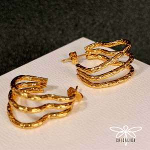 Aretes dorado triple corazón texturado