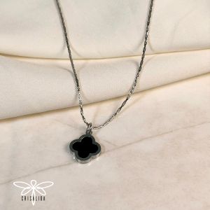 Collar plateado van cleef negro