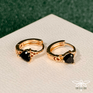 Argollas trenzadas con corazón negro