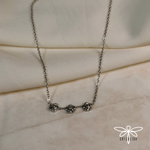 Collar plateado 3 rosas
