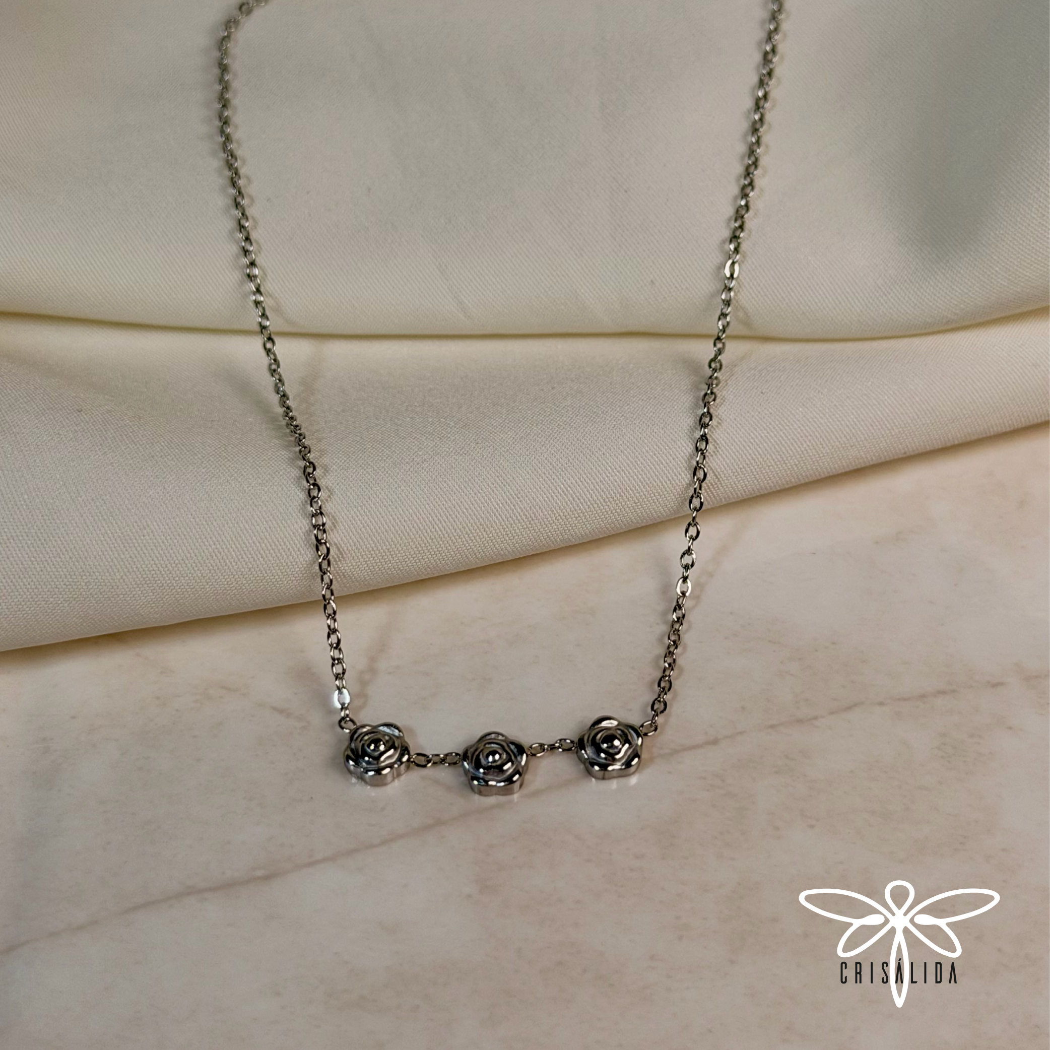 Collar plateado 3 rosas